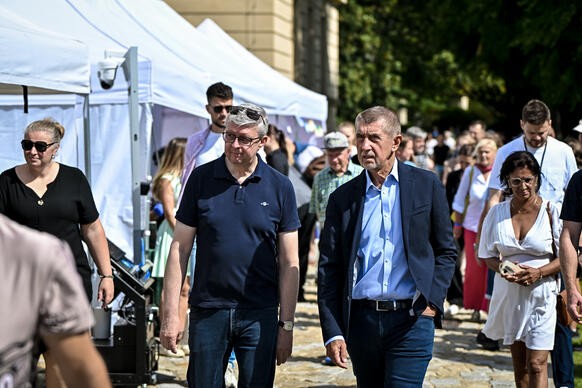 Premiér Andrej Babiš a vicepremiér a ministr průmyslu a obchodu Karel Havlíček si procházejí připravené expozice, 29. srpna 2026