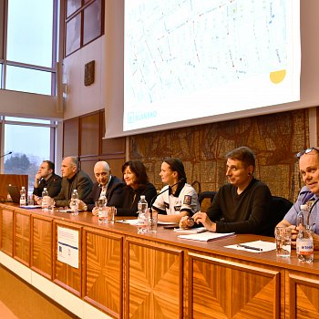 
                                Pln na zjednosmrnn ulic pedstavili zstupci msta, policie i projektant. FOTO: Michal Zboj
                                    