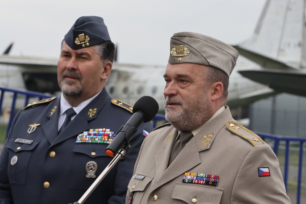 editel Vojenskho historickho stavu Praha, brig. gen. Ale Knek, hovo pi zahjen 56. sezony Leteckho muzea Kbely 