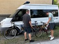 Primátor Jiří Bouška (vpravo) s ředitelem městské policie Robertem Binarem u vybraných opuštěných kol.