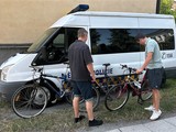 Primátor Jiří Bouška (vpravo) s ředitelem městské policie Robertem Binarem u vybraných opuštěných kol.