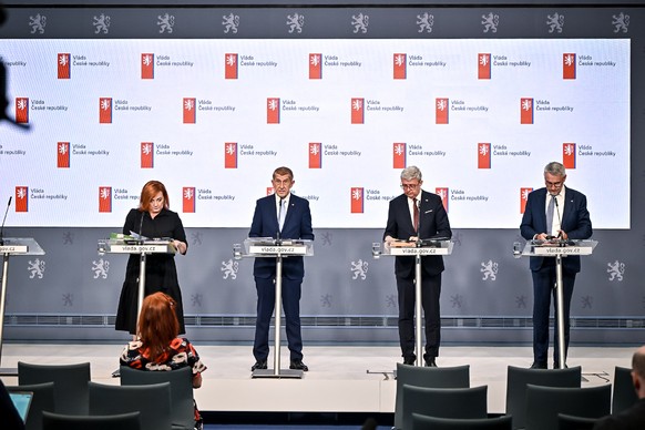 Premiér Andrej Babiš, vicepremiéři Alena Schillerová a Karel Havlíček a ministr vnitra Lubomír Metnar na tiskové konferenci, 24. srpna 2026.