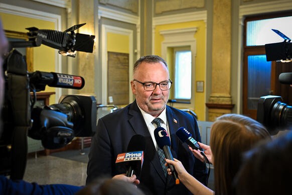 Ministr dopravy Ivan Bednárik hovoří s novináři při příchodu do Strakovy akademie, 24. srpna 2026.