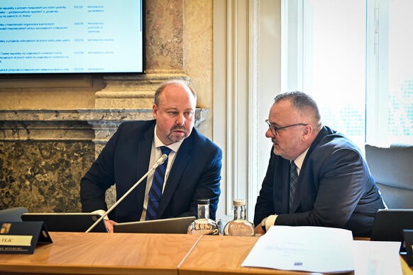 Ministr spravedlnosti Jeroným Tejc v debatě s ministrem dopravy Ivanem Bednárikem před začátkem jednání, 24. srpna 2026.