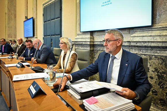 Ministr vnitra Lubomír Metnar se připravuje na začátek schůze vlády, 24. srpna 2026.
