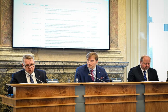 Ministr zdravotnictví Adam Vojtěch s kolegy Alešem Juchelkou a Jeronýmem Tejcem čeká na zahájení schůze vlády, 24. srpna 2026.