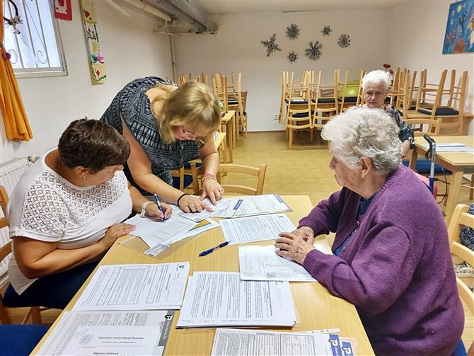 Pracovnice socilnho odboru pomh seniorkm v peovatelskm dom.