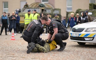 Mstsk policie elkovice pi zadren vtrnka