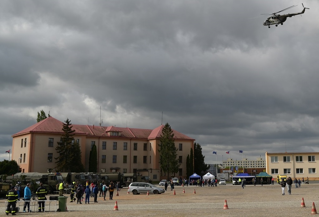 Zpestenm dopoledne byl prlet vrtulnku Mi-17