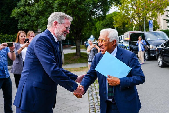 Premi�r Petr Fiala se zdrav� s p�edsedou Evropsk� rady Ant�niem Costou, 5. z��� 2025.