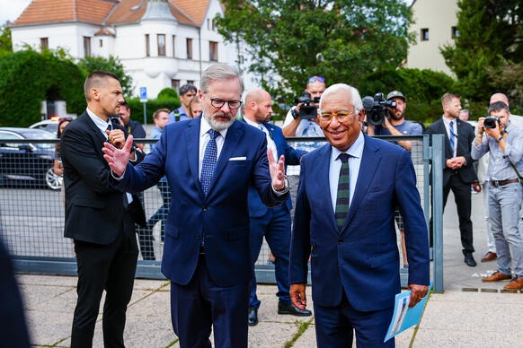 Premi�r Petr Fiala a p�edseda Evropsk� rady Ant�nio Costa v rozhovoru cestou do vily Tugendhat, 5. z��� 2025.
