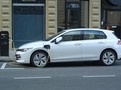 Elektromobil na ulici v Praze, nab�jen�