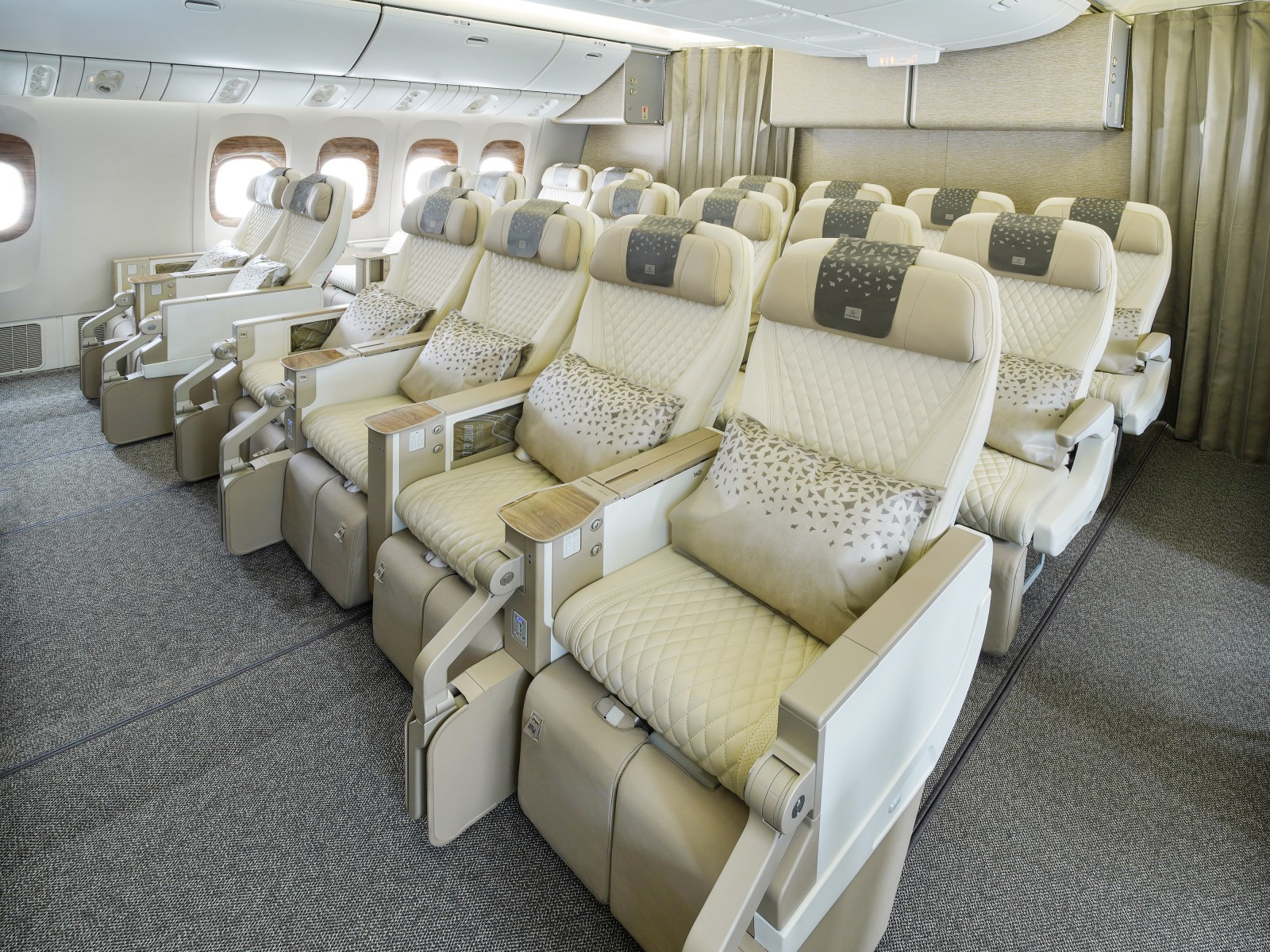 Boeing 777 Emirates Economy class