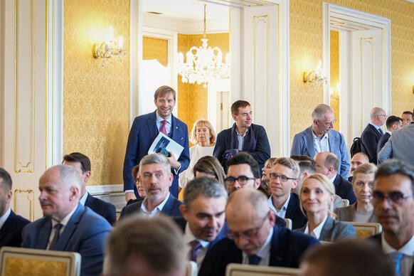 Ministr zdravotnictv� Adam Vojt�ch p�ich�z� do zasedac�ho s�lu v Lichten�tejnsk�m pal�ci, 15. dubna 2026.