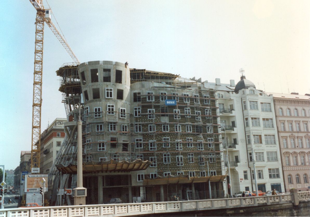 Tančící dům ve výstavbě fotografie z roku 1995