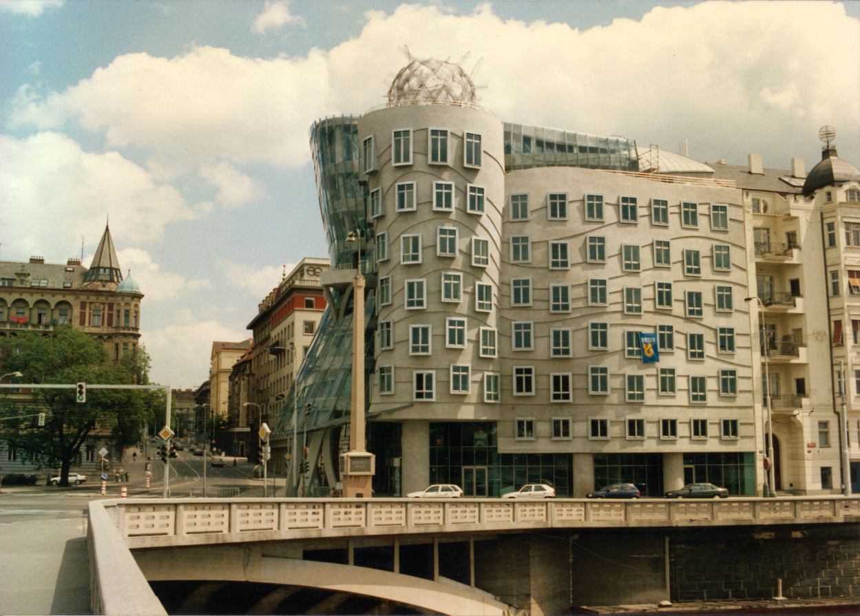 Tančící dům fotografie z roku 1996