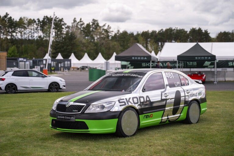 Octavia Bonneville na akci Sosnová Classic. V současnosti odpočívá v muzeu Škoda.