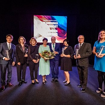 
                                Osm blanenskch osobnost si odneslo ocenn za rok 2023. Zleva: Ivo Lachman, Ludmila Koreov, Eva Petrelov, Alena a Ji Ment, Ludmila Jurnkov, Karel oupek a Martina Nejezchlebov. FOTO: Michaela Buchtov
                                    