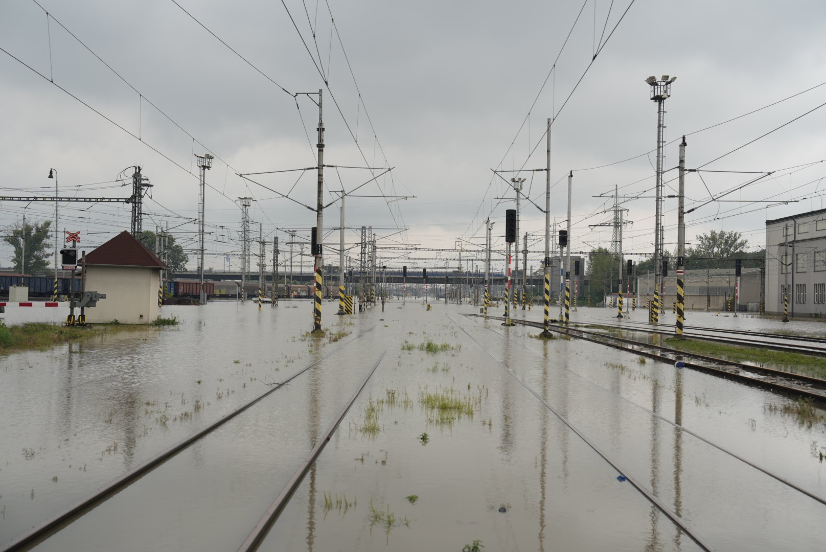 Po povodnch uzaveno tm 60 sek, hasii Sprvy eleznic pomhali s evakuacemi