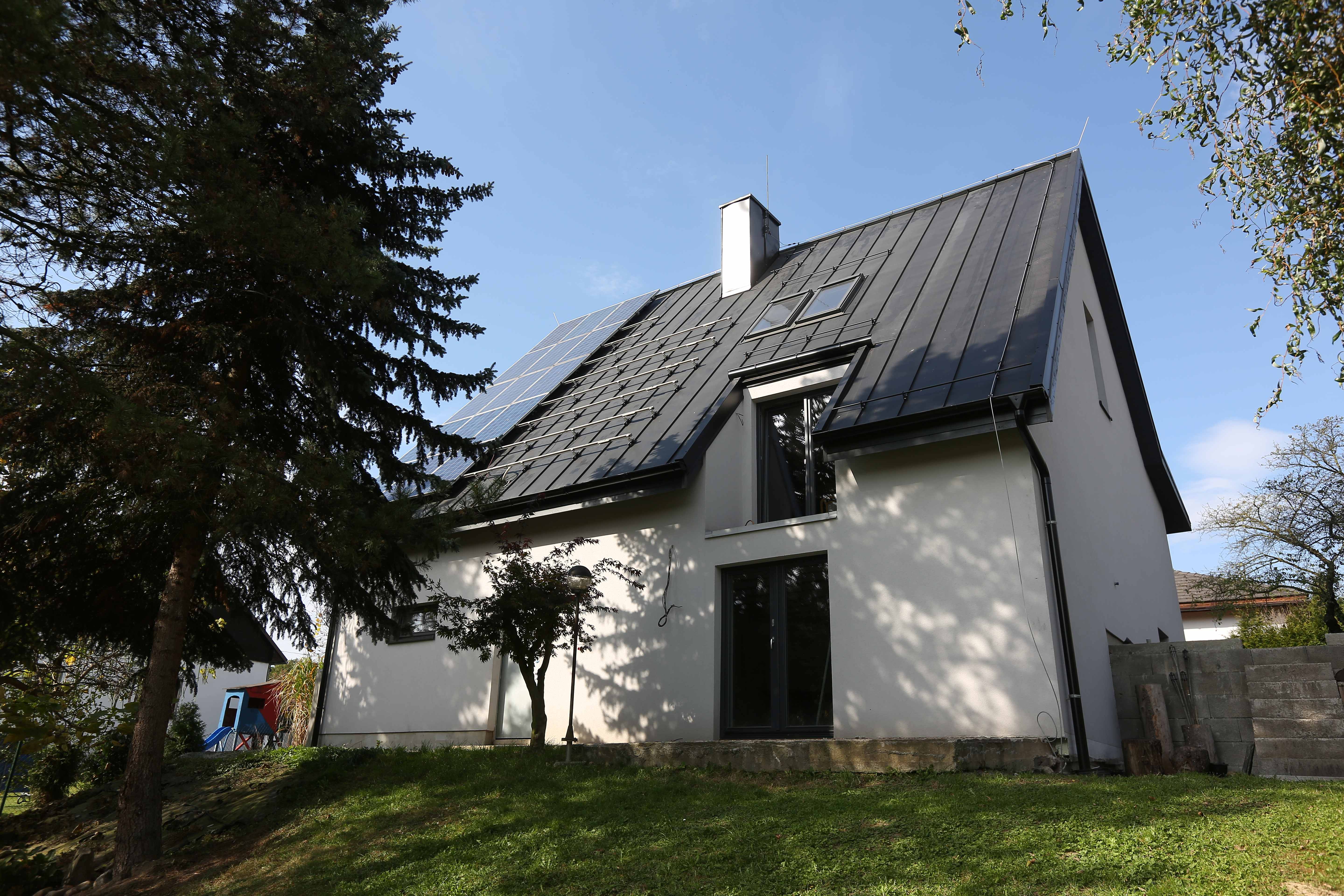 ilustrační střešní solár