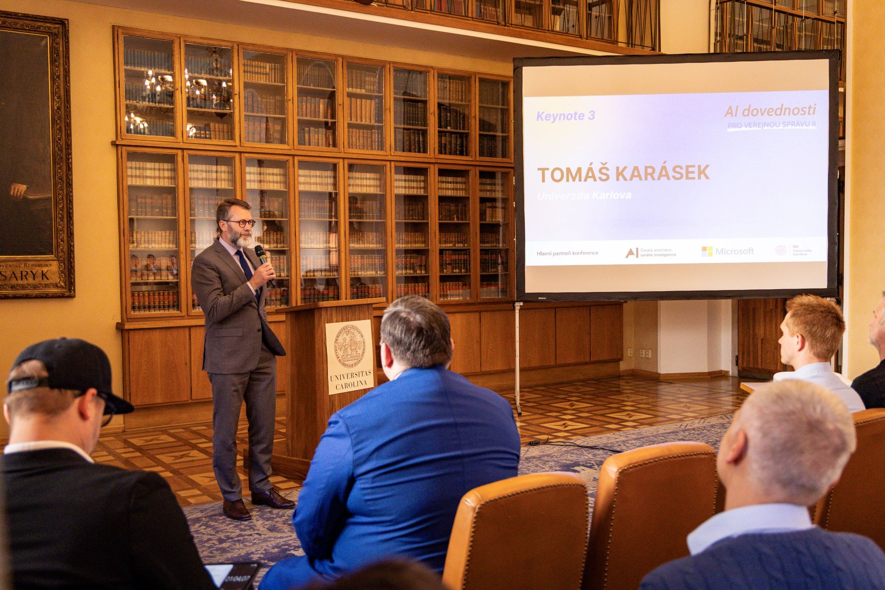Tom� Kar�sek, d�kan Fakulty soci�ln�ch v�d UK na konferenci AI dovednost� pro ve�ejnou spr�vu