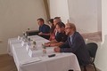 Spolupracujc vdci na tiskov konferenci