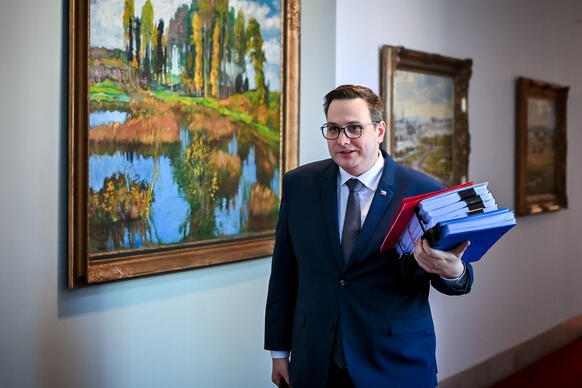 Ministr zahrani�n�ch v�c� Jan Lipavsk� p�ich�z� k jednac�mu s�lu vl�dy ve Strakov� akademii, 3. z��� 2025.