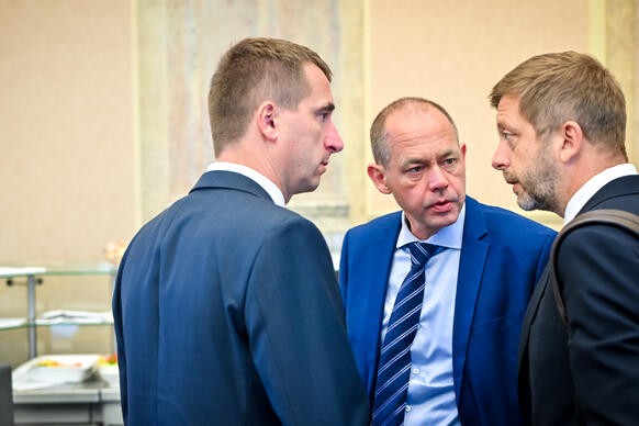 Vicepremi�r a ministr vnitra V�t Raku�an v diskusi s ministry Luk�em Vl�kem a Petrem Kulh�nkem, 3. z��� 2025.