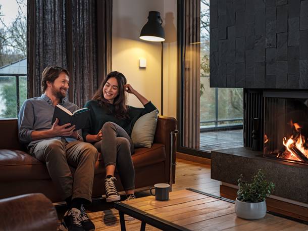 Obsah obrázku oblečení, interiér, osoba, pohovka Obsah generovaný pomocí AI může být nesprávný.