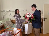 Primátor města Jiří Bouška pogratuloval mamince prvního boleslavského miminka