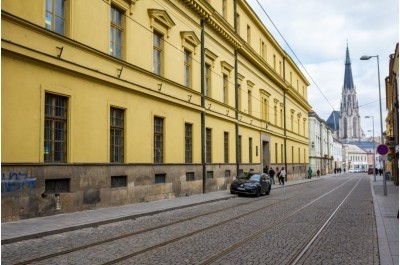 Hanck kasrna oij hudbou. Veejnosti se otevou vbec poprv