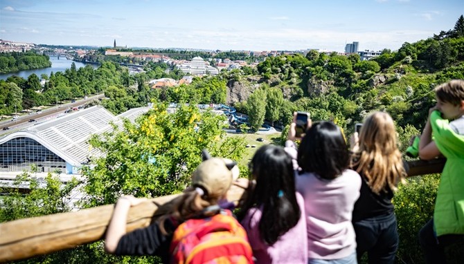 Pod záštitou Světové školy Člověka v tísni a s podporou MČ Praha 4 vytvořili žáci ZŠ Táborská posezení na jedinečné vyhlídce na Kavčích horách. Snímky jsou z 19. května 2023.