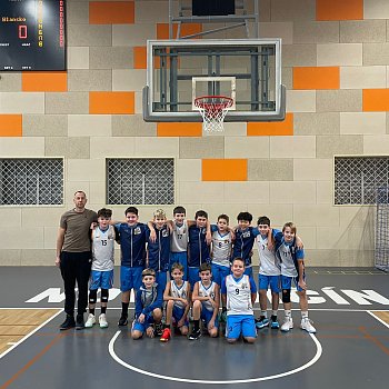 
                                Blanent basketbalist U13 sehrli poprv v sezon turnaj nadregionln ligy v Novm Jin. FOTO: archiv klubu
                                    