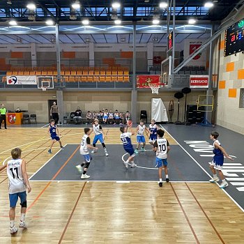 
                                Blanent basketbalist U13 sehrli poprv v sezon turnaj nadregionln ligy v Novm Jin. FOTO: archiv klubu
                                    