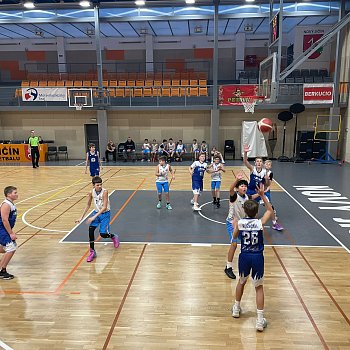 
                                Blanent basketbalist U13 sehrli poprv v sezon turnaj nadregionln ligy v Novm Jin. FOTO: archiv klubu
                                    