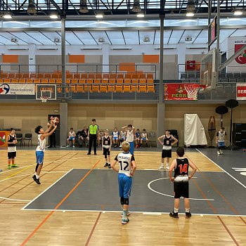 
                                Blanent basketbalist U13 sehrli poprv v sezon turnaj nadregionln ligy v Novm Jin. FOTO: archiv klubu
                                    