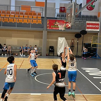 
                                Blanent basketbalist U13 sehrli poprv v sezon turnaj nadregionln ligy v Novm Jin. FOTO: archiv klubu
                                    