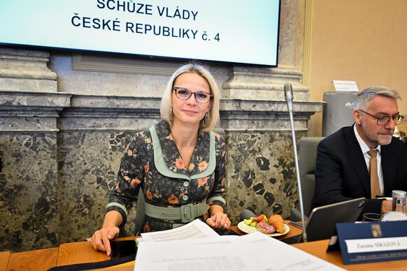 Ministryn� pro m�stn� rozvoj Zuzana Mr�zov� p�i p��prav�ch na za��tek jedn�n� vl�dy, 26. ledna 2026.