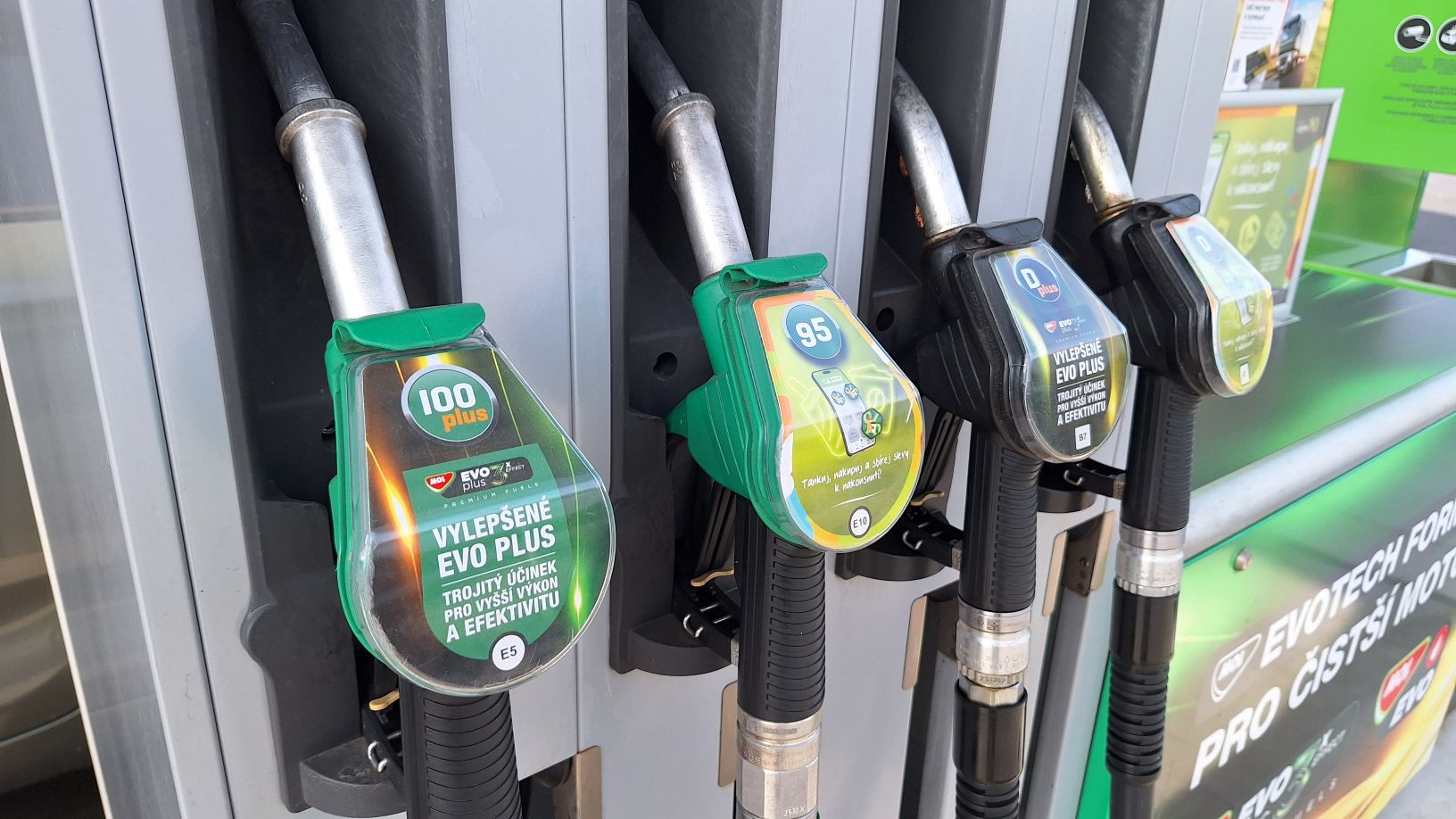 Zlevní odchod Spojených arabských emirátů z kartelu OPEC Čechům pohonné hmoty?