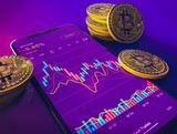 Bitcoin na grafu prudce klesá a připomíná, jak rychle se může nálada na trhu změnit. Co stojí za vysokou volatilitou nejznámější kryptoměny a proč by ji investoři neměli podceňovat?