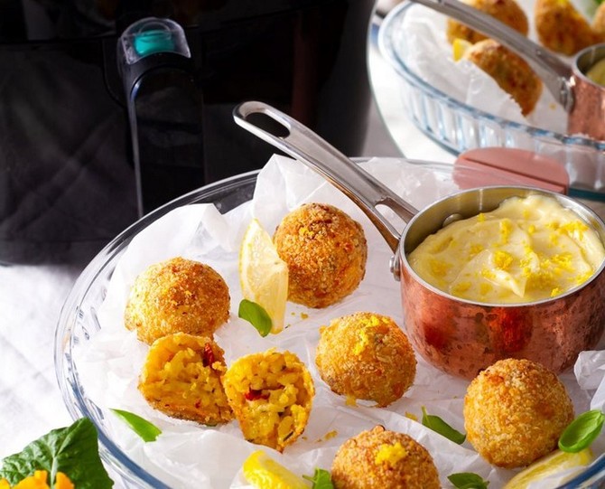 Arancini jsou malé kuličky z rýže, mozzarelly