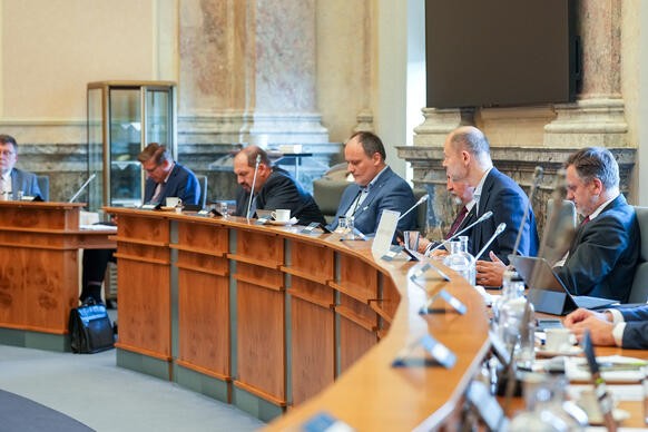 Z�stupci zam�stnavatelsk�ch svaz� na jedn�n� plen�rn� sch�ze Rady hospod��sk� a soci�ln� dohody �R, 10. �ervence 2025.