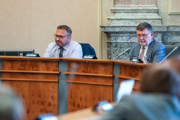 Vicepremi�r a ministr pr�ce a soci�ln�ch v�c� M. Jure�ka a ministr financ� Z. Stanjura na jedn�n� tripartity, 10. �ervence 2025.