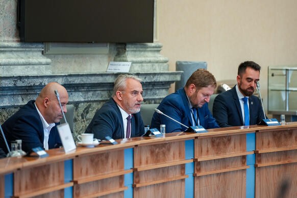 P�edseda �eskomoravsk� konfederace odborov�ch svaz� Josef St�edula p�i diskusi na zased�n� tripartity, 10. �ervence 2025.