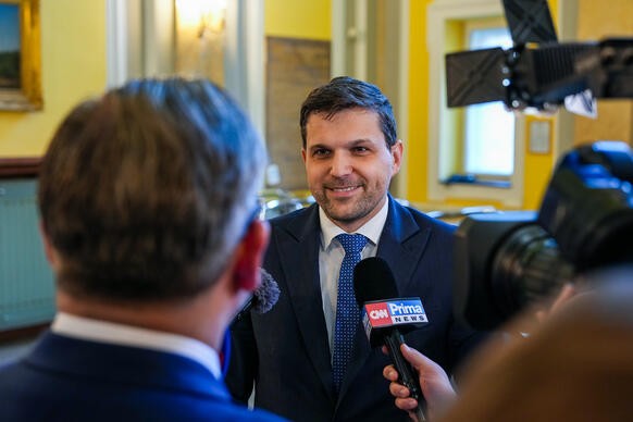 Ministr �ivotn�ho prost�ed� v demisi Petr Hlad�k v rozhovoru s novin��i po p��chodu do Strakovy akademie, 27. listopadu 2025.