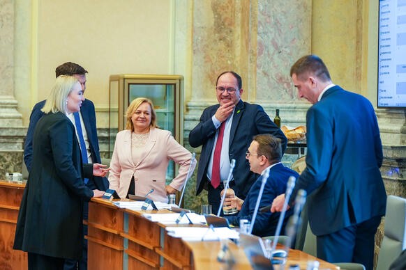 Ministryn� obrany v demisi Jana �ernochov� hovo�� s kolegy Markem V�born�m, Janem Lipavsk�m a Luk�em Vl�kem,27. listopadu 2025.