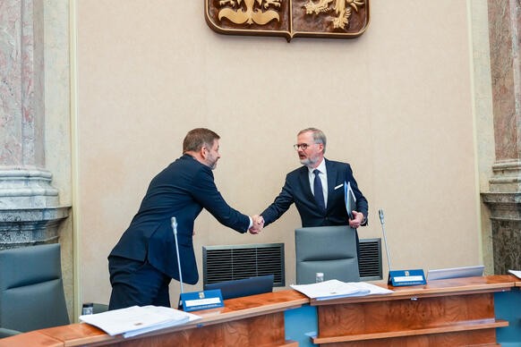Premi�r v demisi Petr Fiala se zdrav� s prvn�m vicepremi�rem a ministrem vnitra V�tem Raku�anem, 27. listopadu 2025.