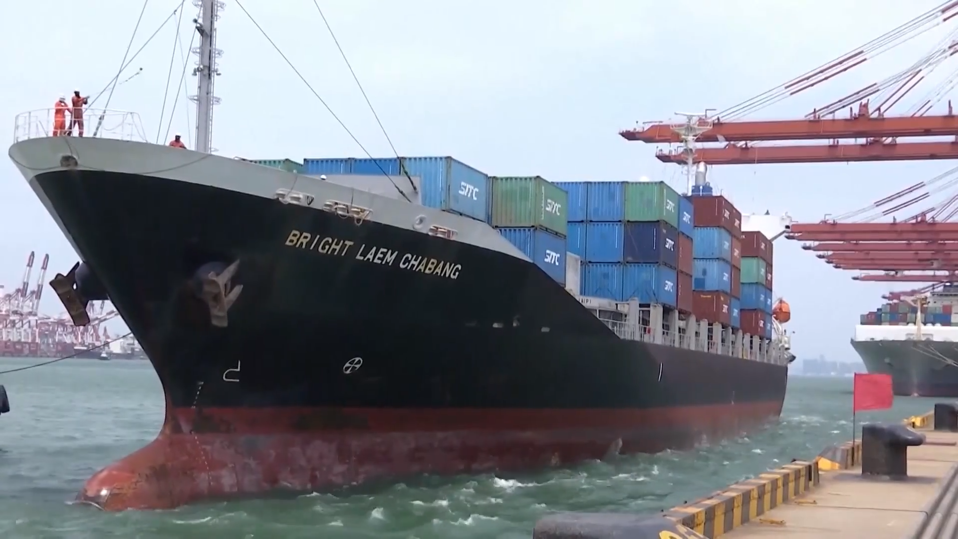 Maersk kvůli válce s Íránem přerušil poskytování 2 klíčových služeb spojujících Blízký východ s Asií a Evropou