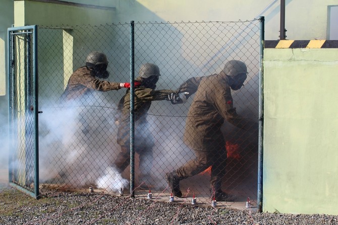 Zkladna, ve kter mli ustnci kurzu doposud toit, byla zasaena palbou a ho.