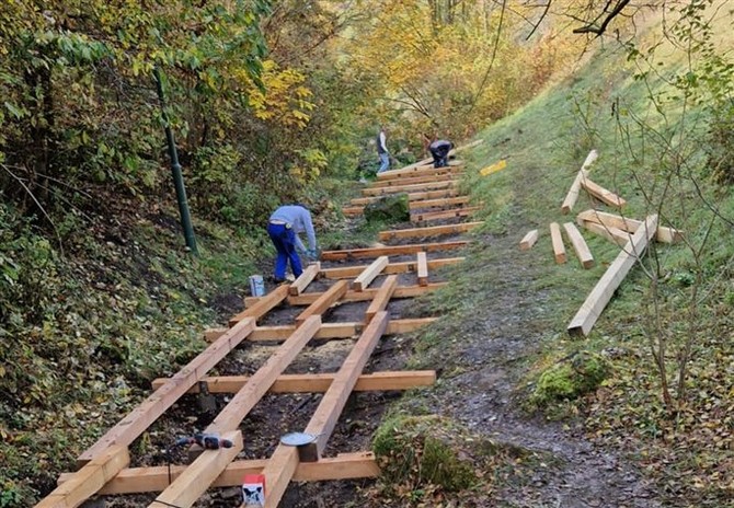 V rokli pokrauje oprava devn stezky